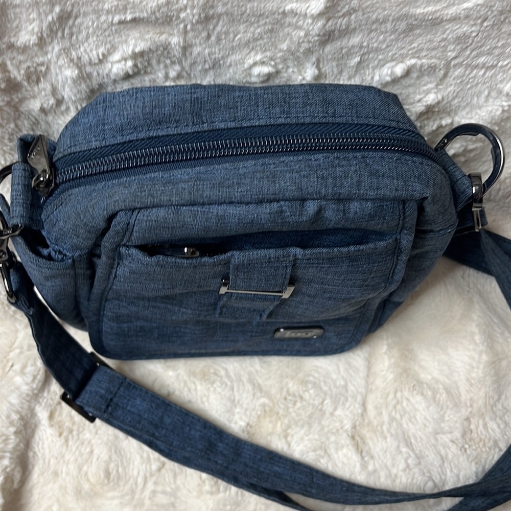 Lug crossbody. Looks like denim. Adjustable strap - Picture 7 of 15